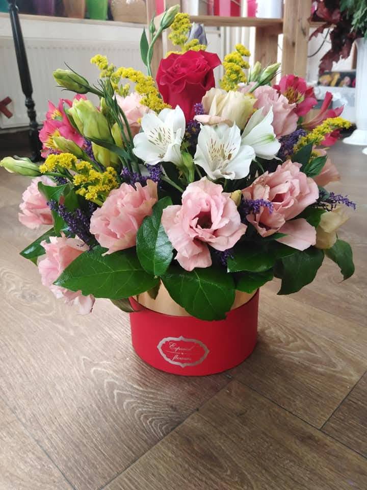 Aranajament la cutie cu lisianthus, alstroemeria, trandafiri, solidago, salal