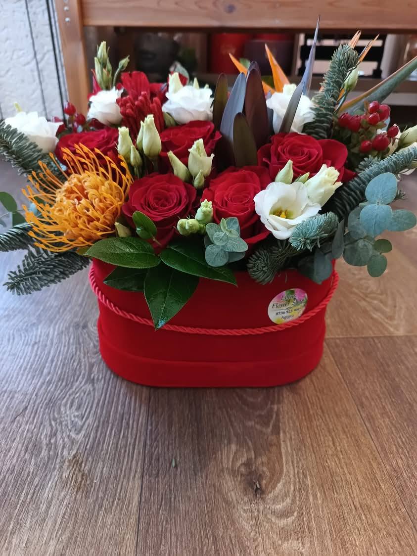 Aranjament la cutie cu trandafiri, protea, lisianthus, brunia, eucalipt, salal