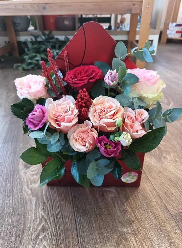 Aranjament la cutie cu trandafiri, brunia, lisianthus, eucalipt, salal