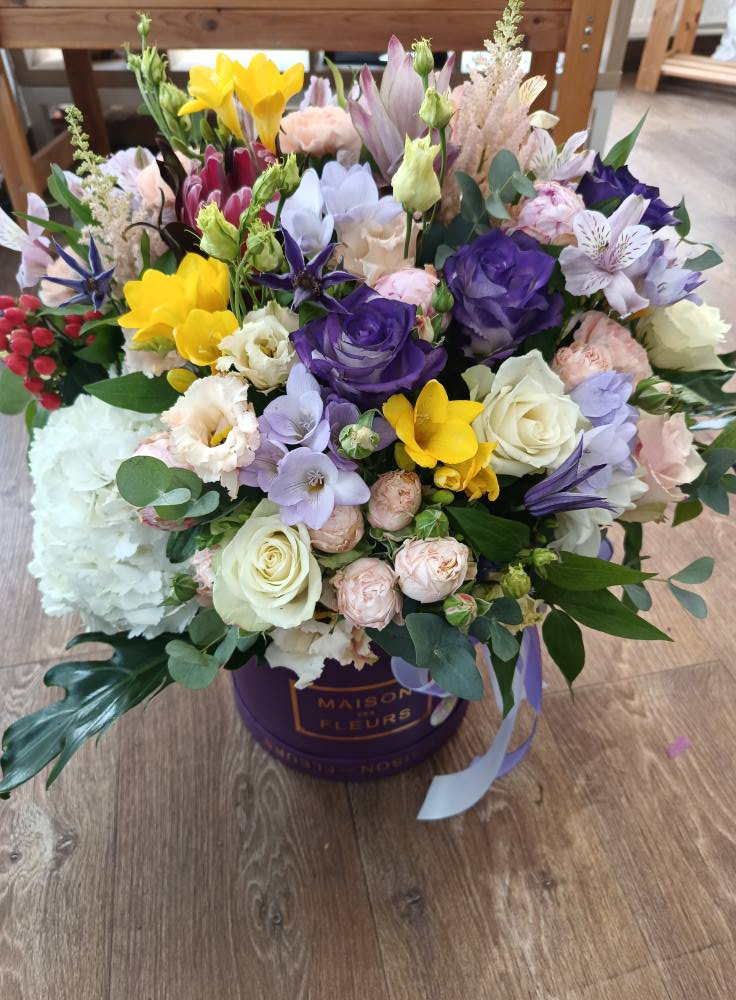 Aranjament la cutie cu hortensie, trandafiri, minirose, frezii, lisianthus, astilbe, eryngium, clematis, protea, curcuma, alstroemeria, carnation, aralia, eucalipt, ruscus