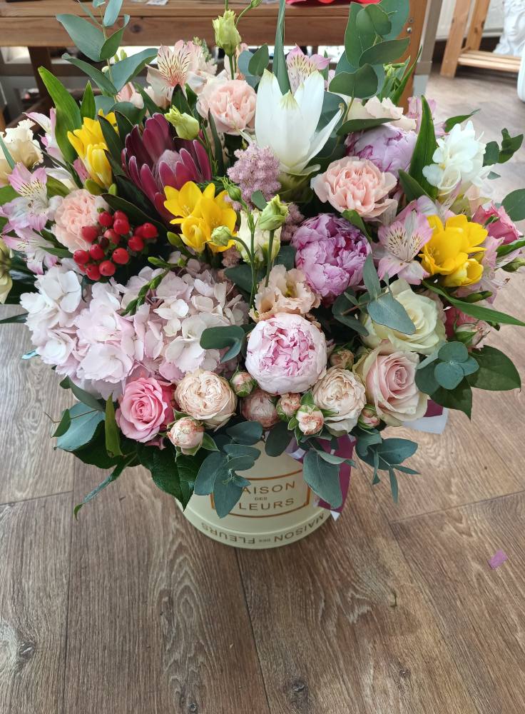 Aranjament la cutie cu hortensie, protea, curcuma, trandafiri, bujori, frezii, minirose, astilbe, alstroemeria, carnation, hypericum, eucalipt, salal