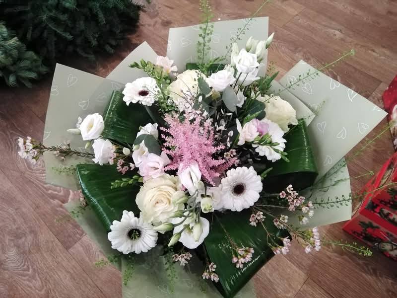Buchet cu trandafiri, gerbera, veronica, lisianthus, wax, lepidium, eucalipt si aspidistra