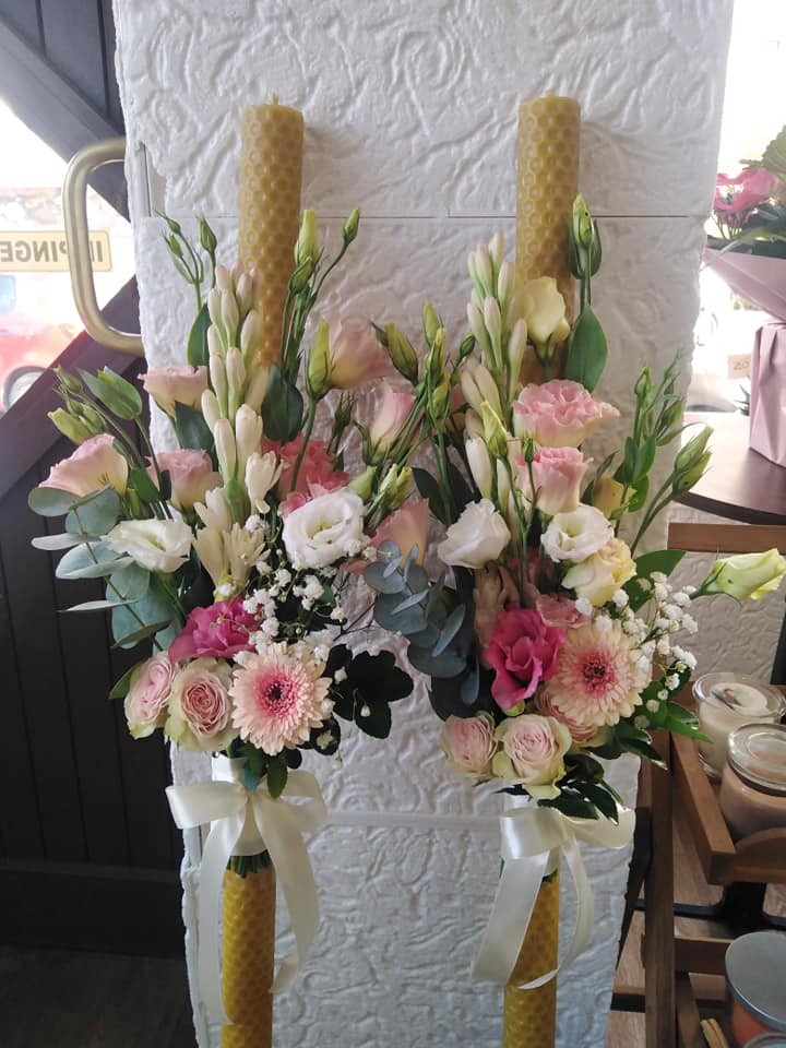 Lumanari nunta cu minirose, tuberose, lisianthus, gerbera, gypsophila, eucalipt